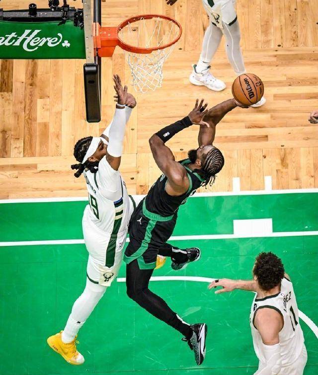 爱游戏APP-凯尔特人险胜雄鹿，西亚卡姆惊艳四座