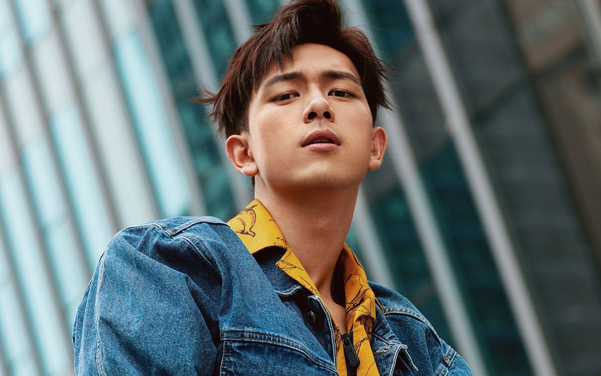 赛道攻防，雷诺铁骑碾压马丁，拉塞尔炽热状态点燃围场