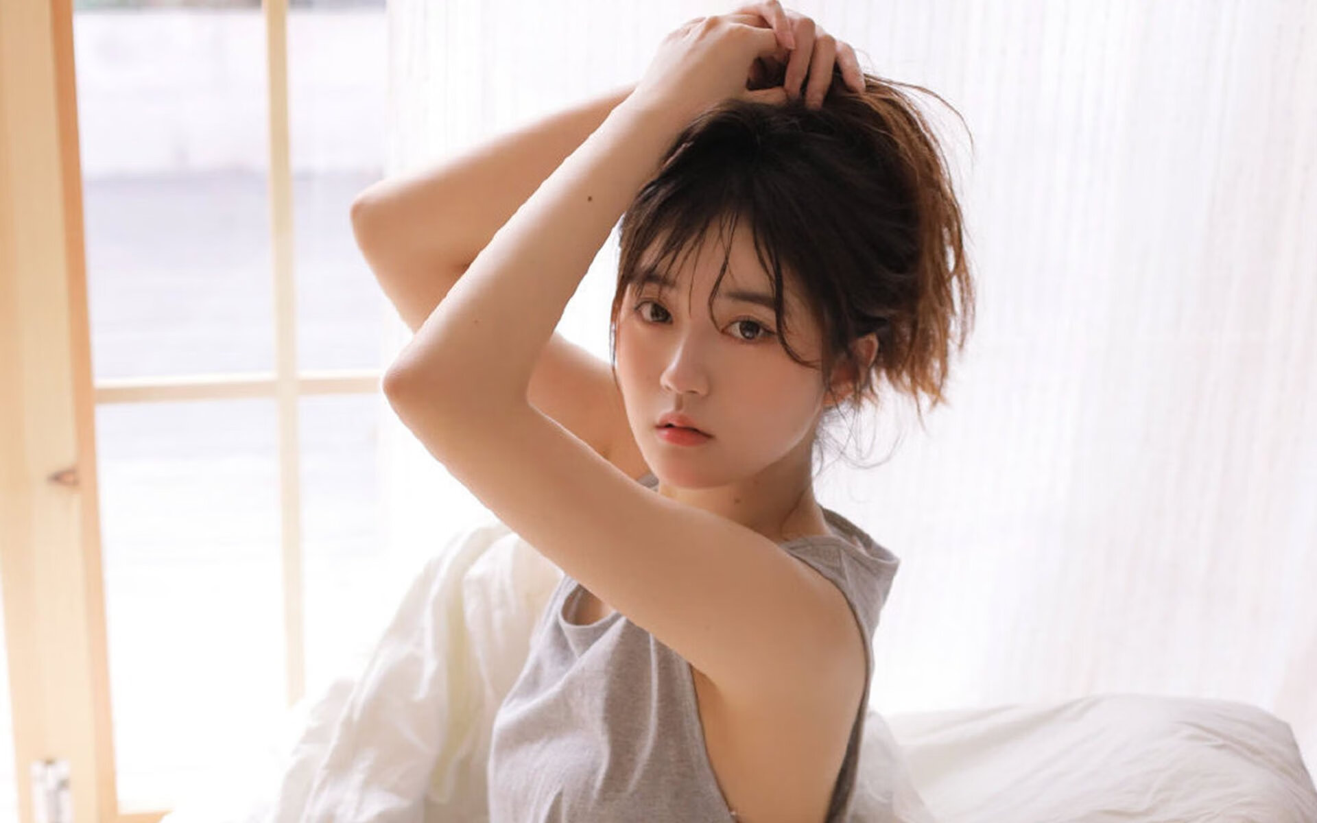 沙漠铁骑VS钢铁战车,当摩洛哥的团队风暴席卷拜仁,莱万用孤焰点燃夜空