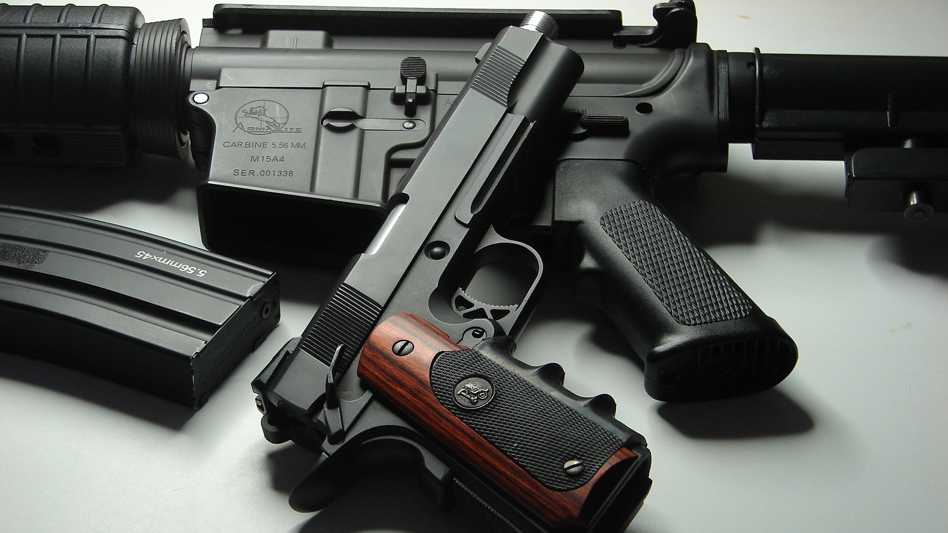 哥伦比亚新星照亮里昂，莱万英超争冠独舞，足球世界的双面传奇